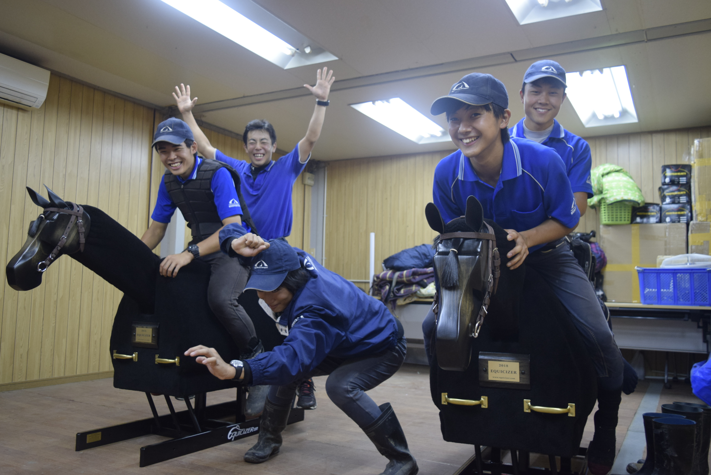 木馬トレーニングに取り組む学生たち